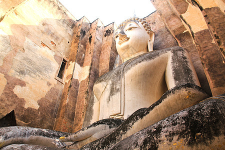 泰国Sukhothai历史公园Wat Si Chum大佛公园历史遗产地标石头废墟场景游客建筑学雕塑图片