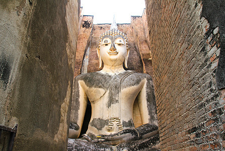 泰国Sukhothai历史公园Wat Si Chum大佛雕像考古学公园场景游客艺术建筑学寺庙文化冥想图片