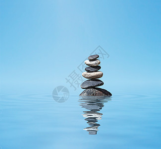 Zen 平衡的石头堆反射岩石花岗岩鹅卵石冥想风景海洋金字塔禅意风水图片