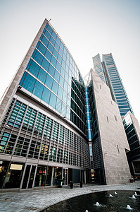 商业建设蓝色玻璃反射办公室建筑城市市中心天空建筑物金融图片