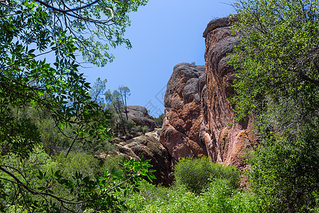 Pinnacles国家公园的显眼岩石形成地质火山裂缝螺旋形构造编队悬崖戏剧性盘子峡谷图片