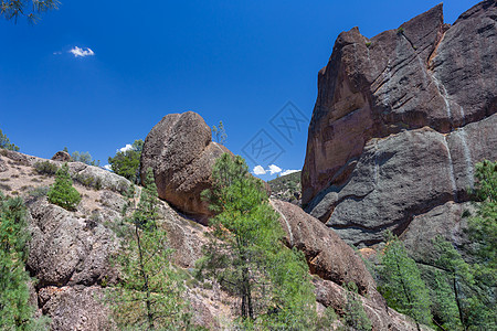 Pinnacles国家公园的显眼岩石形成峡谷地质裂缝悬崖火山构造山脉色彩戏剧性螺旋形图片