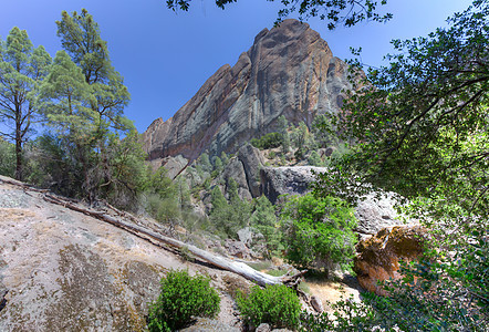 Pinnacles国家公园的壮丽岩石形成图片