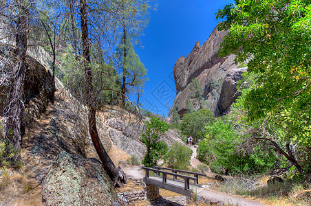 Pinnacles国家公园的显眼岩石形成裂缝编队峡谷构造盘子悬崖色彩地质螺旋形山脉图片