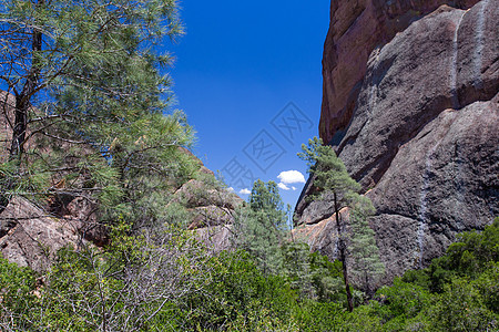 Pinnacles国家公园的显眼岩石形成山脉裂缝峡谷编队色彩盘子悬崖火山螺旋形构造背景图片