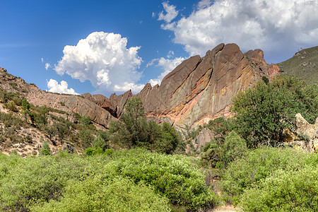 Pinnacles国家公园的显眼岩石形成构造地质裂缝编队盘子戏剧性悬崖螺旋形色彩山脉图片