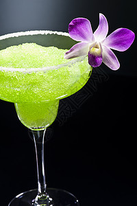 绿色玛格丽塔鸡尾酒果味水果庆典夜生活俱乐部奇异果派对兰花饮料玻璃图片