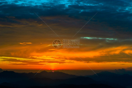 在山中升起水平山脉天空太阳红色日落图片