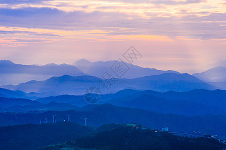 在山中升起山脉水平风车天空红色太阳日落图片