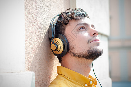 听音乐的青春青年耳机衬衫乐趣黄色年轻人音乐阳台城市图片