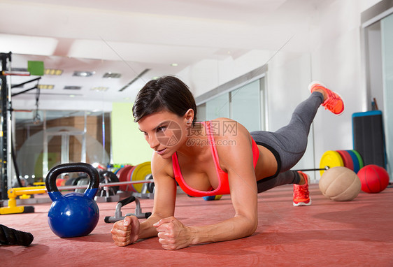 交叉健身妇女推高助推锻炼建筑讲师俱乐部肌肉重量力量前臂女性运动员专注图片