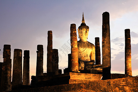 古老的佛祖雕像 在黄昏的马哈河Wat Maha城市黑暗纪念碑文化太阳假期国家宗教佛塔沉思图片