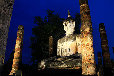 古老的佛祖雕像 在黄昏的马哈河Wat Maha废墟旅游文化阳光宗教旅行文明黑暗天空组织图片