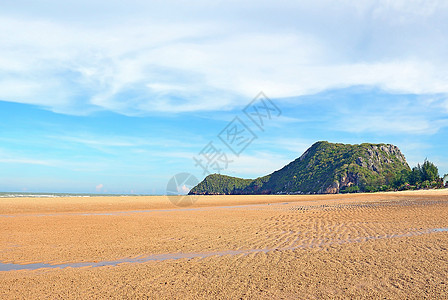 普兰山有山和蓝天空背景的海滩沙沙海洋假期风景天空蓝色白色旅行海景图片