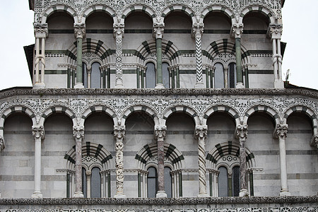 Lucca  圣马丁大教堂外墙的视图教会雕塑柱子拱廊柱廊宽慰浮雕拱形建筑学钟楼图片