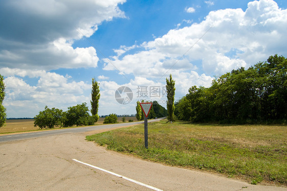 转弯车路路牌实线边缘标志车削筑路胡同杂草道路图片