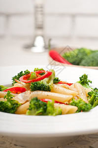 意大利面条加花椰菜和辣椒辣椒香料午餐美食食物饮食桌子传统营养胡椒盘子图片