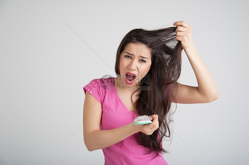 惊吓的女士在梳子上掉头发保健美容梳理损失女性对象疾病个人身体复合机图片