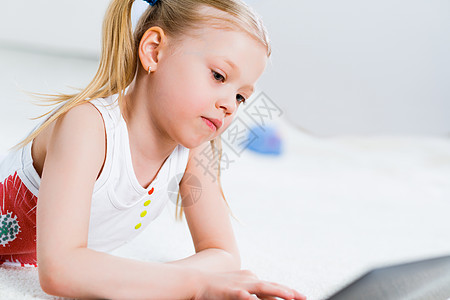 在笔记本电脑上工作的漂亮女孩教育互联网幸福裙子女性美丽孩子乐趣微笑学习图片