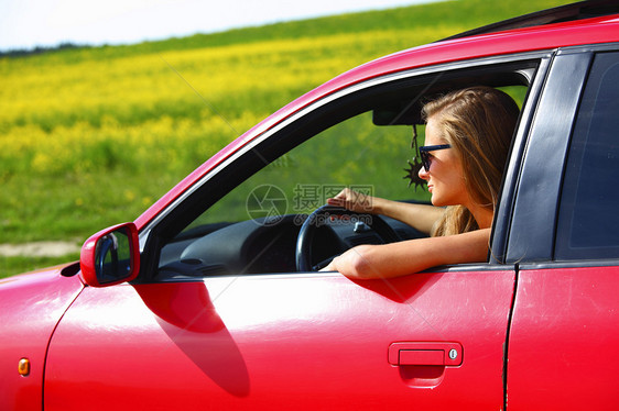 妇女乘坐红色车快乐汽车成人金发女郎玻璃青年奢华车辆钥匙金发图片