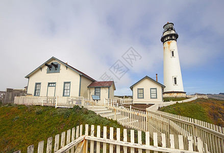 加利福尼亚中海岸的鸽子点灯塔 在加州中央海岸历史性海洋海岸建筑沿海蓝色房子建筑学海滩导航图片