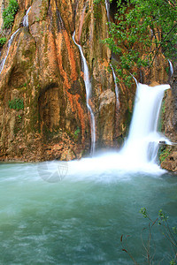 瀑布落到河中运动环境荒野丛林假期绿色叶子风景热带溪流图片