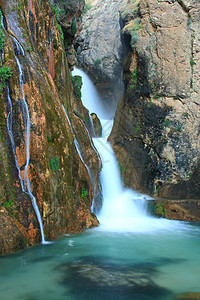瀑布落到河中运动荒野森林旅行岩石风景绿色公园丛林溪流图片