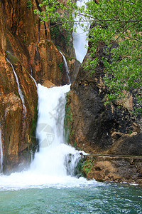 瀑布落到河中绿色森林丛林风景环境运动荒野旅行假期溪流图片