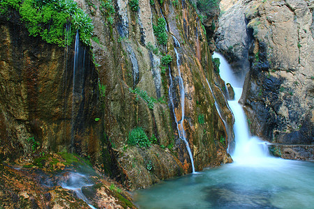 瀑布落到河中岩石假期运动环境丛林荒野森林叶子热带公园图片
