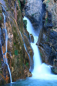 瀑布落到河中绿色热带环境岩石运动旅行荒野公园溪流森林图片