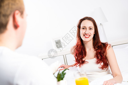 男人把他女朋友的早餐带到床上来成人女性家庭丈夫闲暇黑发男性卧室杯子幸福图片
