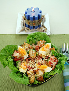 凯撒沙拉和蜡烛草药设置营养烹饪桌面美食味道午餐西红柿刀具图片