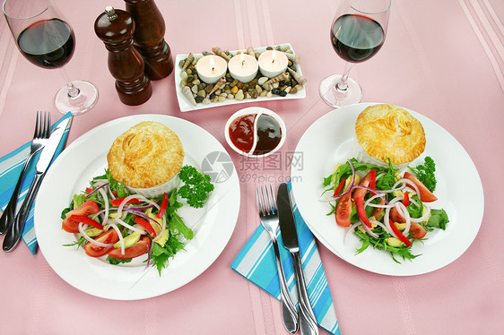 家庭式鸡和蔬菜派美食桌面蜡烛用餐沙拉胡椒餐巾纸糕点刀具烹饪图片