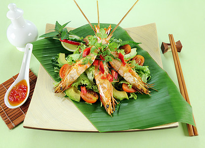 Chilli 虾虾扭曲器营养贝类烹饪海鲜烤串美食味道沙拉辣椒草药图片