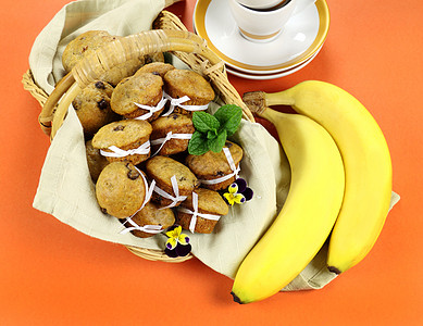 Choc Chip 松饼花朵筹码香蕉味道蛋糕育肥中提琴茶碗烹饪小吃背景图片