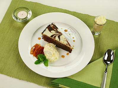 巧克力蛋糕蜡烛橙子桌面草药用餐味道薄荷勺子盘子甜点图片