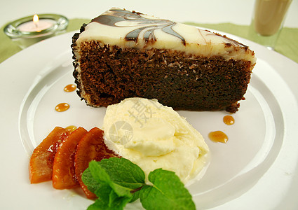 巧克力蛋糕薄荷蜡烛橙子小吃蛋糕设置奶油草药美味用餐图片
