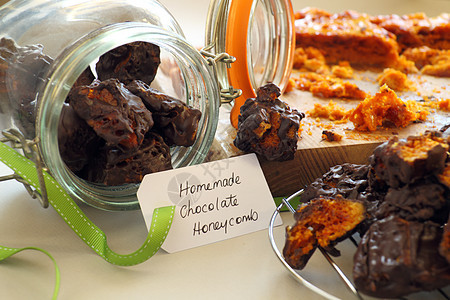 巧克力蜂蜜糖铺张木头诱惑糖果甜点烹饪味道架子菜板食物图片