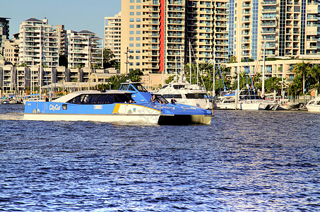 澳大利亚布里斯班工艺城市渡轮旅游双体渡船跨越胜地公寓楼运输图片