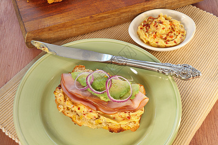 玉米面包三明治烹饪辣椒丝带干辣椒砧板脆皮美食午餐食物勺子图片