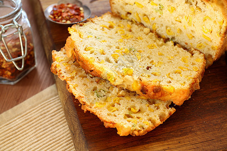 切片玉米面包味道丝带脆皮午餐砧板美食玉米辣椒烹饪食物图片