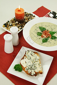 菠菜汤和奶酪吐司图片