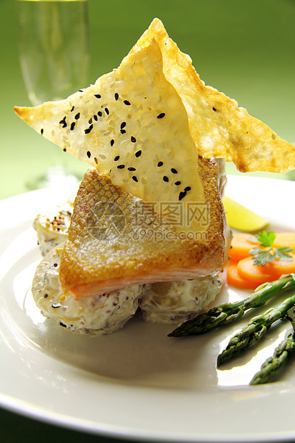 Crispy 斯金鲑鱼土豆香菜用餐营养萝卜食物烹饪味道海鲜粉色图片