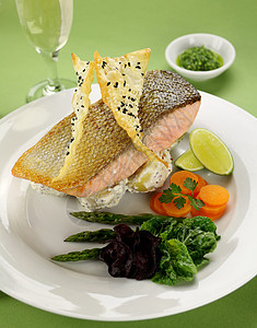 Crispy 斯金鲑鱼用餐香菜午餐味道草药美食粉色烹饪土豆食物图片