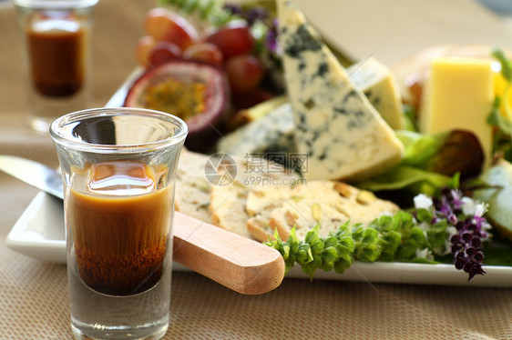 咖啡和奶酪拿铁食物味道美食奇异果烹饪草药拼盘营养小吃图片