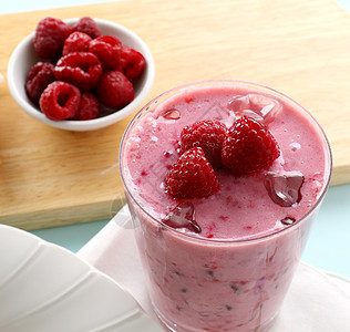 草莓滑雪育肥烹饪奶昔味道粉色牛奶覆盆子饮料奶制品营养图片