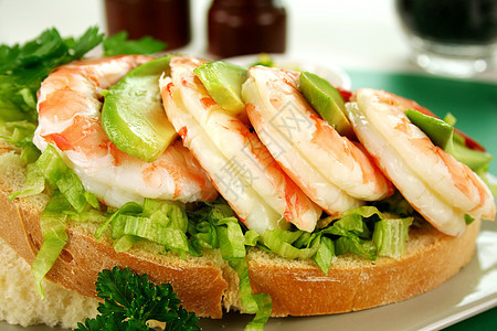 虾和阿沃卡多三明治草药营养用餐海鲜烹饪味道桌面美食面包设置图片
