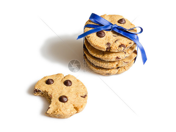 特写在白色后院隔离的巧克力薯片饼干堆饼干食物丝带蓝色早餐棕色小吃芯片图片