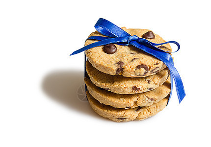 特写在白色后院隔离的巧克力薯片饼干堆蓝色芯片食物棕色丝带小吃饼干早餐图片