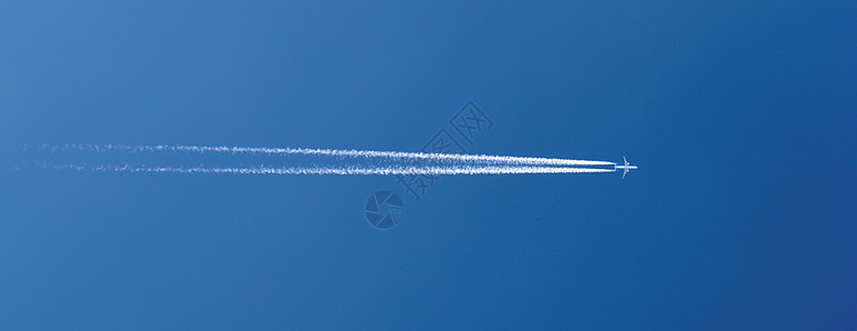 在晴蓝的天空中的飞行器喷射飞行假期引擎飞机运输航空白色蓝色航空公司背景图片